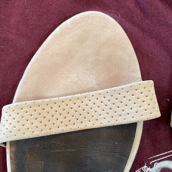 Nude flat sandals. - Picture 3 of 5